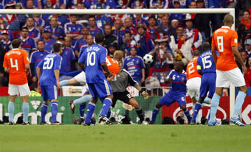 Holanda shtyp Francez�t... Ndoshta dhe Italian�t
