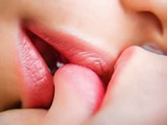 Te puthesh eshte...