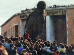 Dokumenti i zv.ministrit të Brendshëm: Pse nuk e mbrojtëm statujën e Enverit në 20 shkurt 1991