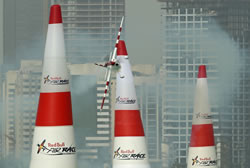 Bonhomme triumfon ne nxehtesine e Abu Dhabit, ne celjen e sezonit te Red Bull Air Race 2010