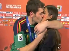 Iker Casillas puth gazetaren gjate intervistes Iker Casillas puth gazetaren gjate intervistes