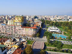 Shqiptaret ne krize zyrtaret ne luks