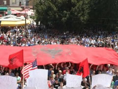 Proteste masive e shqiptareve te Lugines se Presheves