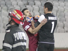 Rumani, shenon nga penalltia ne derbin e Kluzhit, portieri grushte e shkelma ndaj sulmuesit
