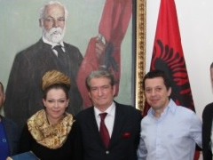 Kryeministri Berisha takon Rona Nishliun: Suksesi ne Baku, dhurata me e bukur per 100-vjetorin (FOTO)