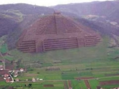 Piramida e pare dhe me e madhja ne bote, e ndertuar nga Iliret