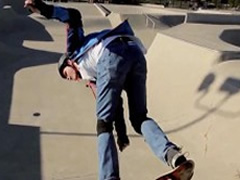 Tommy, djaloshi i verber qe ben skateboard 