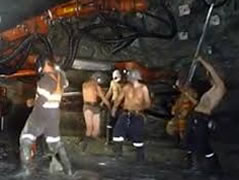 Australi, minatoret kercejne ne galeri, pushohen nga puna 
