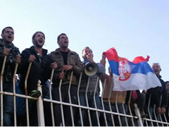 Tifozet himariote, me flamurin serb ne ndeshjen Himara-Kamza Tifozet himariote, me flamurin serb ne ndeshjen Himara-Kamza