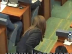 Deputetja e Kosoves tenton te qelloje me kepuce deputetin e Vetevendosjes!