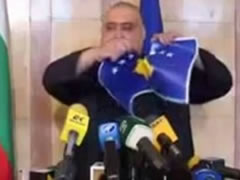 Ministri bullgar gris flamurin e Kosoves ne nje konference per shtyp