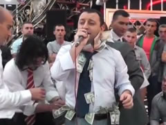Dasma e cmendur, mijera euro dhe dollare per kengetarin Aziz