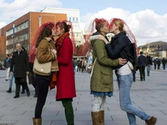 Shen Valentini, dy cifte vajzash puthen ne mes te Prishtines