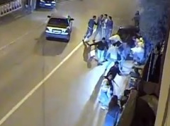 40 maqedonas dhunojne familjen shqiptare (Video)