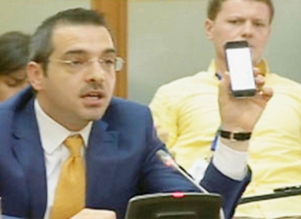 Pergjimi i 'SMS-se', Tahiri heq dore nga iPhone