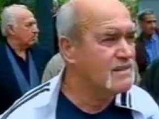 Ish-i perndjekuri tenton t'i vere flaken vetes para Parlamentit (VIDEO)