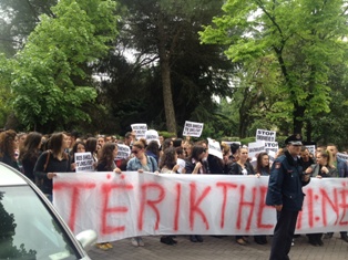 Studentet e Mjekesise depozitojne kerkesat ne Kuvend