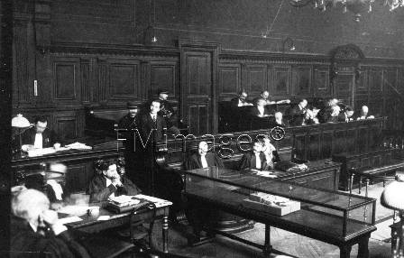 Avni Rrustemi gjate procesit gjyqesor ne Paris