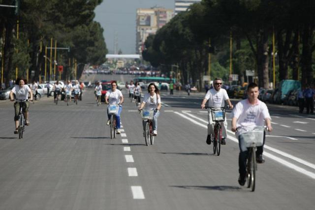Tirana 'ne lufte' kunder makinave, i kthehet bicikletave