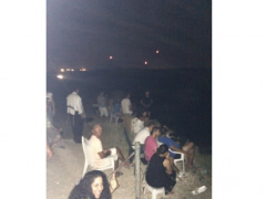 Izraelitet si ne kinema shohin live bombardimet ne Rripin e Gazes
