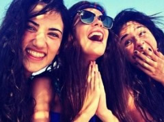Turqi, femrat sfidojne zv.kryeministrin me selfie e te qeshura