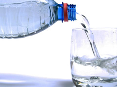 Uji, si ndikon ne dhimbjen e shpines dhe kyceve