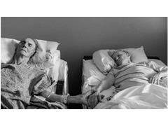 62 vjet te martuar, vdesin te kapur per dore