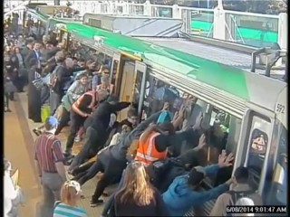 Australi, pasagjeret 'shtyjne' trenin per te liruar nje burre!