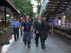 Ish-guvernatori feston 'fitoren' me perqafime e puthje ne sallen e gjyqit