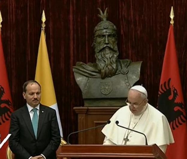 Papa Francesku: Shqiperia te jete shembull per tolerancen fetare