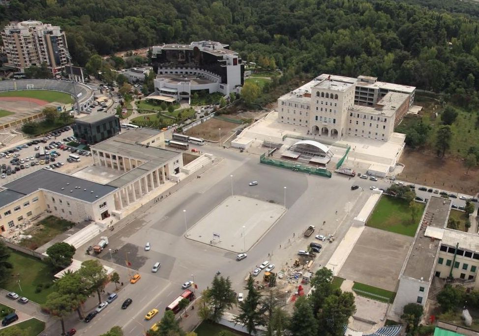 Reuters: Mrekullia e pare, Papa bashkon politiken per sheshin 'Nene Tereza'