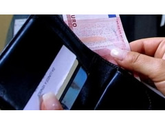 Shqiptari gjen portofolin me euro dhe karta krediti... e kthen ne polici