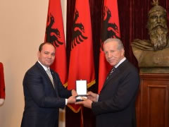 Nishani i jep Pacollit dekoraten 'Nderi i Kombit'