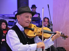 'Me violinen time flas te gjitha gjuhet e botes'