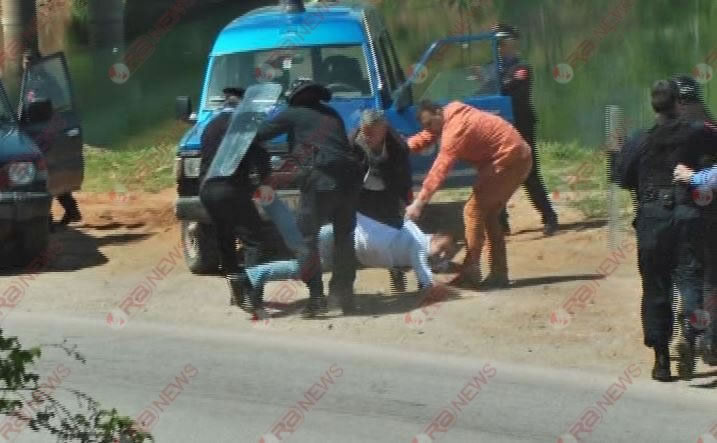 Degjeneron ne dhune protesta per faljen e borxheve te dritave ne Kukes. Policia arreston organizatoret