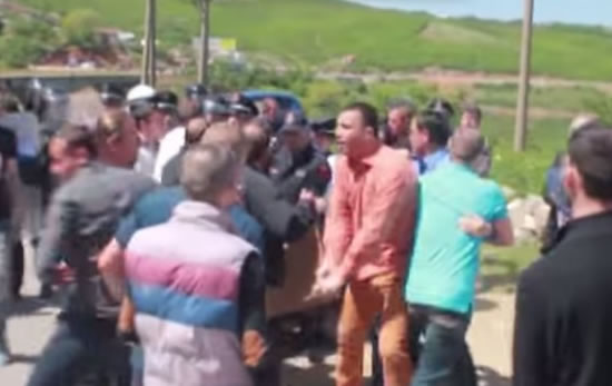 Kercenoi protestuesit me arme, Tahiri pezullon Shefin e Krimeve te Kukesit (Video)