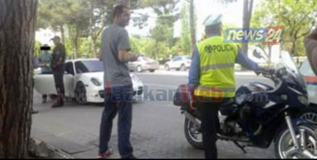 Policet zihen per nje Porsche, shoferi: Te q... robt!