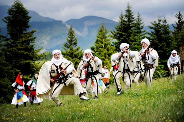 Loro Sata: Kenga folklorike, balli ku kombi gdhend jeten e tij