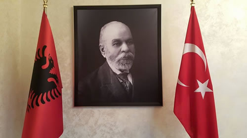 Skenderbeu dhe Ismail Qemali rrethuar me flamuj turq