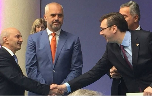 Kosova dhe Serbia shtrenguan duart