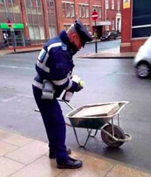 Polici gjobit karrocen per parkim te gabuar