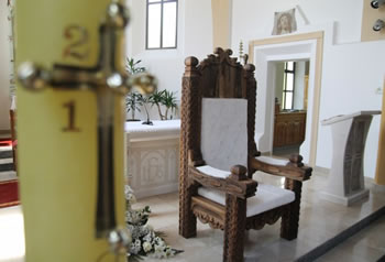 Sarajeve, karrige per Papen  punuar nga familje muslimane