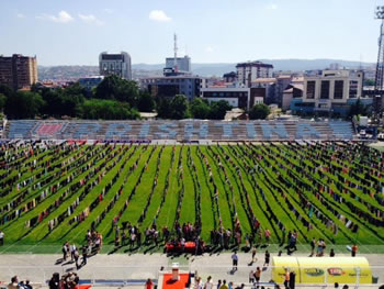 Perse stadiumi i Prishtines eshte mbushur me fustane?