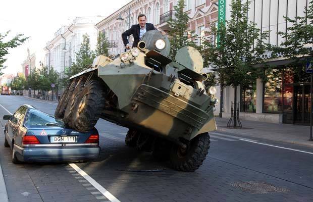 Kujdes ku parkon ne Lituani, kryebashkiaku vepron me tank