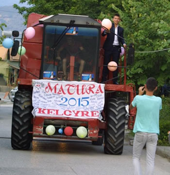 Shkon ne mbremje mature me traktor