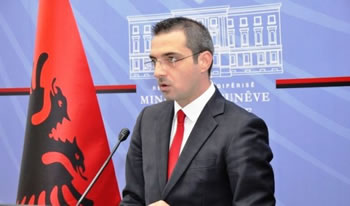 Tahiri, thirrje qytetareve: Shtimi i azilkerkuesve rrezikon levizjen e lire