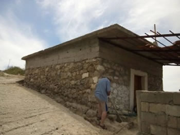 Kisha ne Dhermi, Shqiperi-Greqi, 'indinjate' me tone me te buta