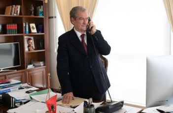 Berisha:Leter nga i burgosuri 'Ermal   Hoxha me celular, ia dha drejtori'