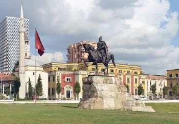 Edhe shtatores se heroit Gjergj  Skenderbeu i del pronari ne Tirane