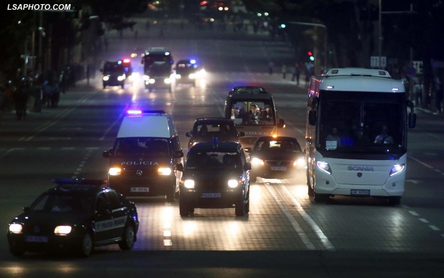 Momenti ku autobusi i Kombetares serbe goditet me gure (Video)